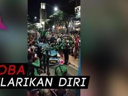 Detik-detik Mobil Taksi Diamuk Massa Usai Tabrak Ojol