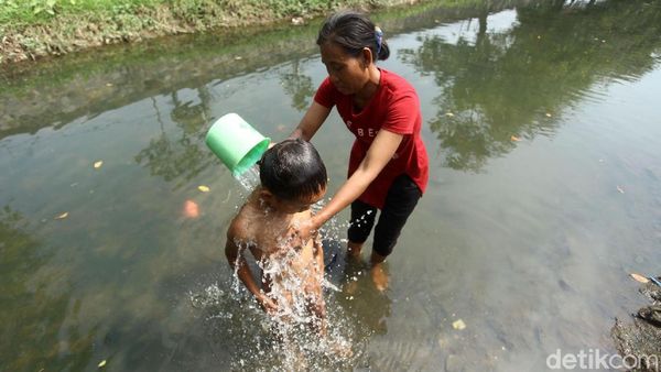 Potret Warga Mandi Hingga Mencuci di Kali