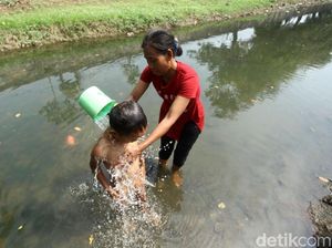 Potret Warga Mandi Hingga Mencuci di Kali