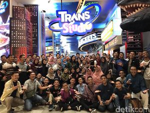Serunya 150 Alumni SMA CT Arsa Nikmati Wahana Trans Studio Cibubur