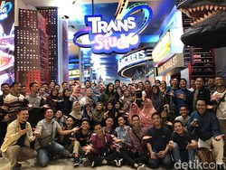 Serunya 150 Alumni SMA CT Arsa Nikmati Wahana Trans Studio Cibubur
