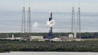 Roket Ulang Alik SpaceX Terbangkan Kargo 2,5 Ton ke Antariksa