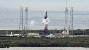 Roket Ulang Alik SpaceX Terbangkan Kargo 2,5 Ton ke Antariksa