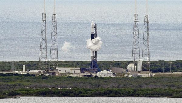 Roket Ulang Alik SpaceX Terbangkan Kargo 2,5 Ton ke Antariksa