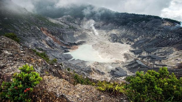 Gunung Tangkuban Parahu geology near a volcano in indonesia gunung tangkuban parahu