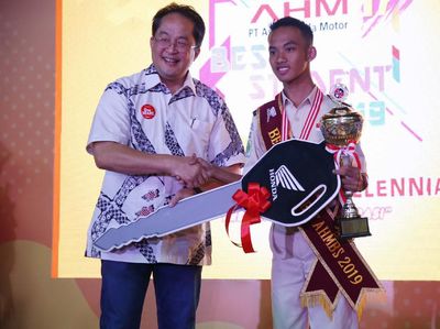 Rizal Alansyah Raih AHM Best Student 2019