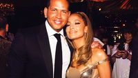 Foto: Rayakan Ultah Ke-50, Jennifer Lopez Seksi Berbalut Gaun Versace