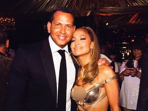 Foto: Rayakan Ultah Ke-50, Jennifer Lopez Seksi Berbalut Gaun Versace Foto: Rayakan Ultah Ke-50, Jennifer Lopez Seksi Berbalut Gaun Versace