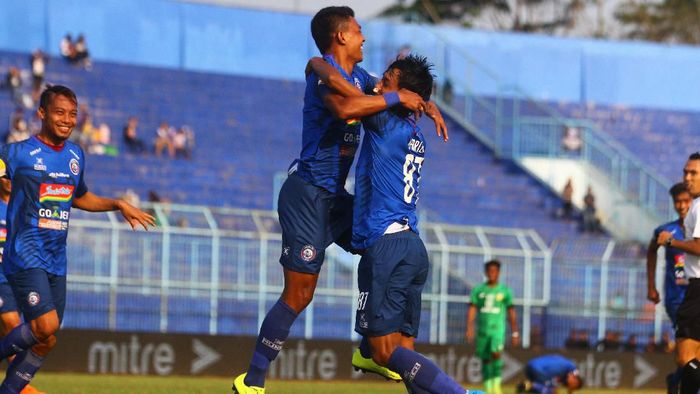 Arema FC naik ke posisi empat. (Foto: ANTARA FOTO/Ari Bowo Sucipto) Arema FC naik ke posisi empat. (Foto: ANTARA FOTO/Ari Bowo Sucipto)