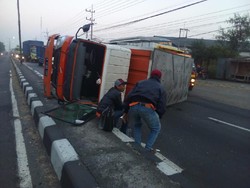 Pecah Ban, Truk Boks Muat Teh Botol Terguling di Sidoarjo