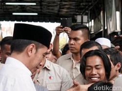 Jokowi Salat Jumat di Johar Baru, Warga Antre Salaman