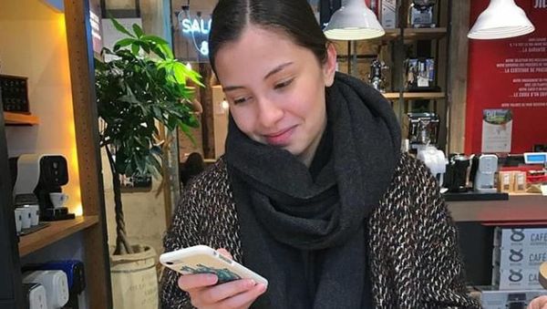 Gaya Asyik Nadine Kaiser Saat Nongkrong di Kafe