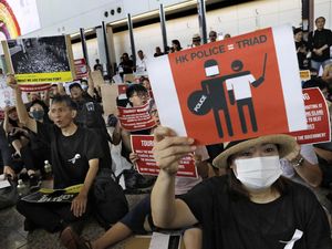 Lautan Demonstran Penuhi Bandara Internasional Hong Kong