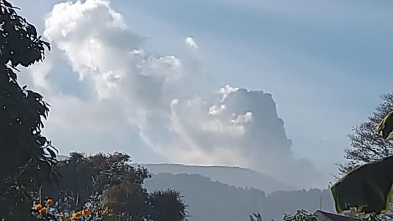 Gunung Tangkuban Parahu Erupsi, Pengunjung Dievakuasi