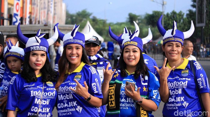 Jelang pertandingan Persib Bandung melawan Bali United, Bobotoh Persib membirukan Stadion Si Jalak Harupat, Kabupaten Bandung, Jawa Barat, Jumat (26/7/2019).