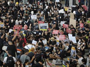 Bandara Hong Kong Dipenuhi Ratusan Demonstran Antipemerintah