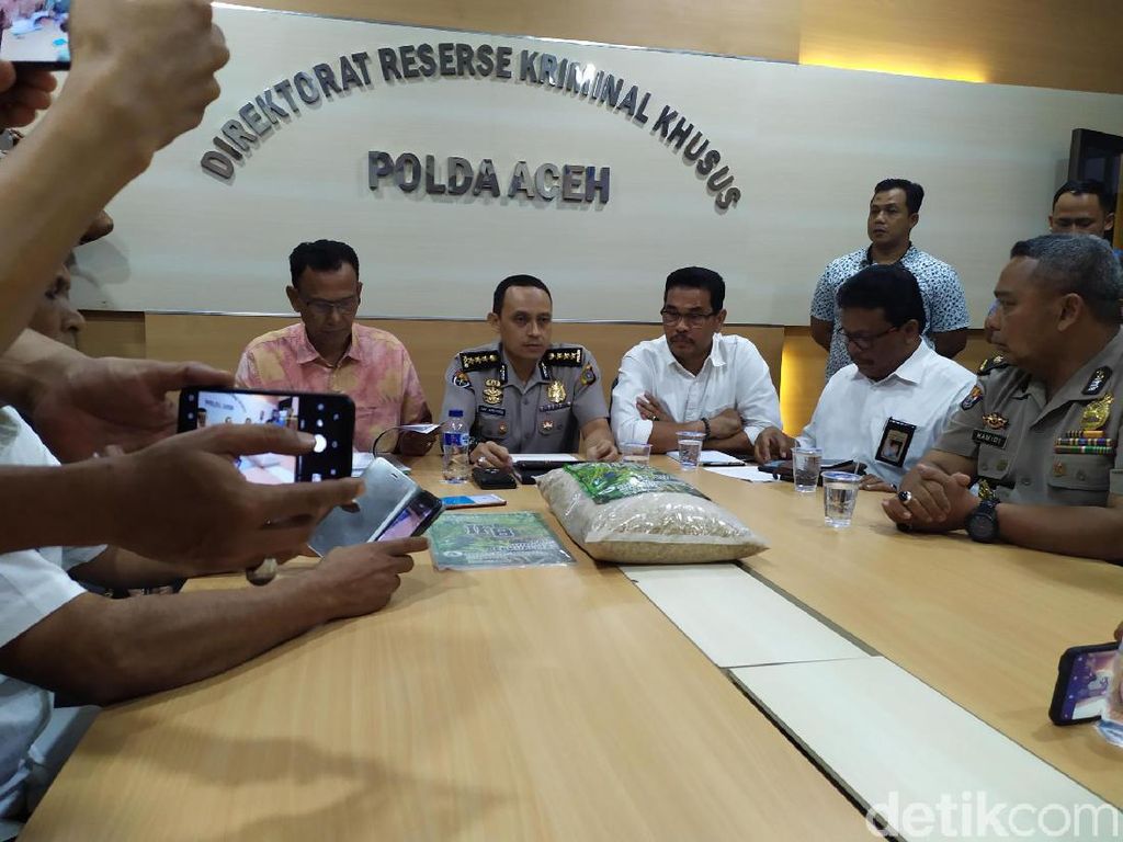 Polemik Penangkapan Kades Penjual Bibit Polemik Penangkapan Kades Penjual Bibit