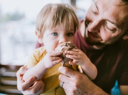 Lucu! Aksi Polos Bayi yang Asyik Makan Es Krim Pakai Kaki