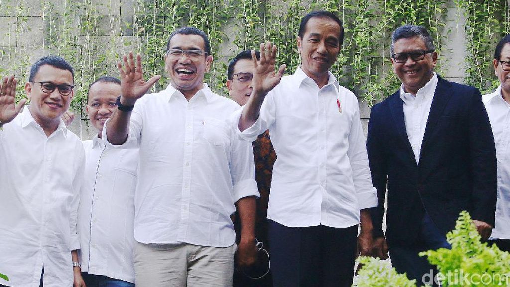 Senyum Jokowi dan Elite Koalisi di Rapat Pembubaran TKN