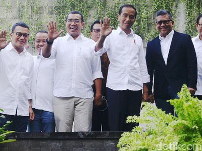 Senyum Jokowi dan Elite Koalisi di Rapat Pembubaran TKN