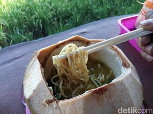 Menikmati Gurih Manis Mie Ayam Klamud di Tepian Sawah Menikmati Gurih Manis Mie Ayam Klamud di Tepian Sawah