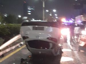 Mobil Terbalik di Tol Dalam Kota Arah Cawang