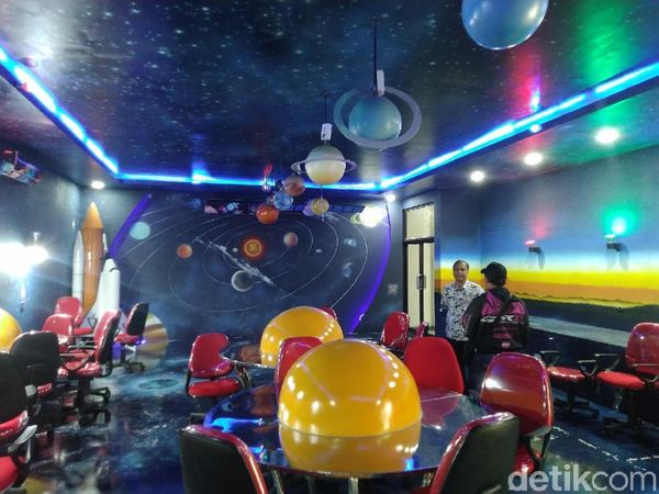 Foto: Membaca Buku Serasa di Luar Angkasa