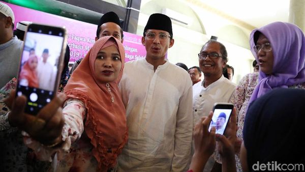 Sandiaga Jadi Rebutan Foto Bersama di Peresmian Bank Infaq