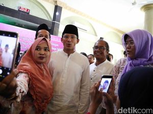 Sandiaga Jadi Rebutan Foto Bersama di Peresmian Bank Infaq