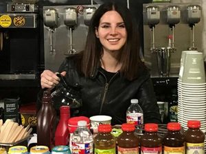 Ini Pose Keren Lana Del Rey yang Doyan Makan Manis