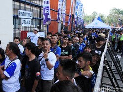 Antrean para pendukung Persib untuk memasuki stadion tampak mengular panjang.