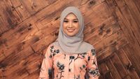 Gaya Hijab Penyanyi yang Dikritik Tak Sopan karena Pakai Baju Menerawang