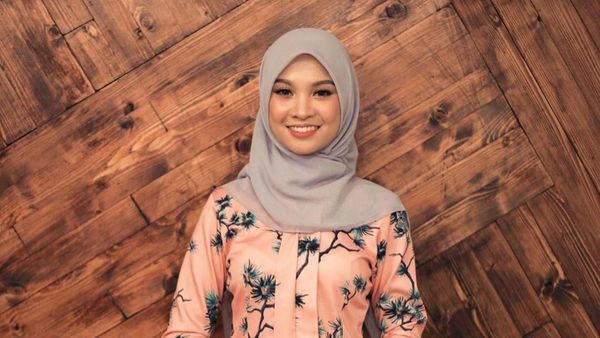 Gaya Hijab Penyanyi yang Dikritik Tak Sopan karena Pakai Baju Menerawang