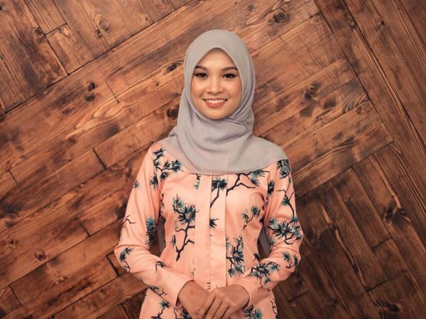 Gaya Hijab Penyanyi yang Dikritik Tak Sopan karena Pakai Baju Menerawang