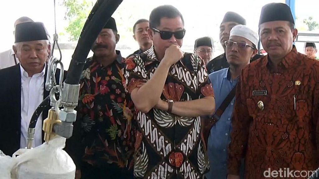 Berkacamata Hitam, Jonan Cek Stasiun Elpiji Milik Pesantren Berkacamata Hitam, Jonan Cek Stasiun Elpiji Milik Pesantren