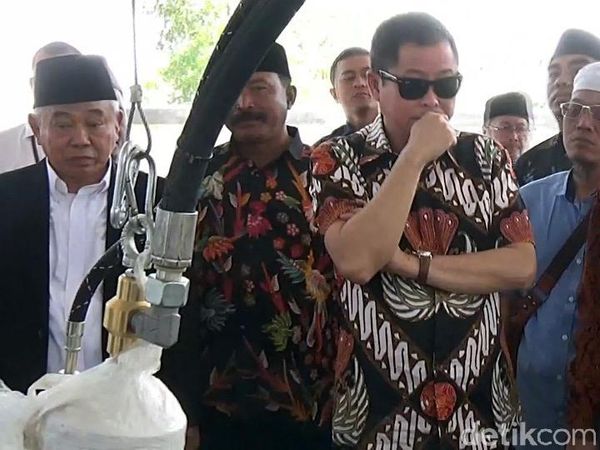 Berkacamata Hitam, Jonan Cek Stasiun Elpiji Milik Pesantren