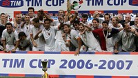 Tahun 2006-2008 jadi periode sukses De Rossi bersama Roma. Pada rentang waktu tersebut, ia memenangi dua gelar Coppa Italia dan satu Piala Super Italia. Foto: FILIPPO MONTEFORTE / AFP