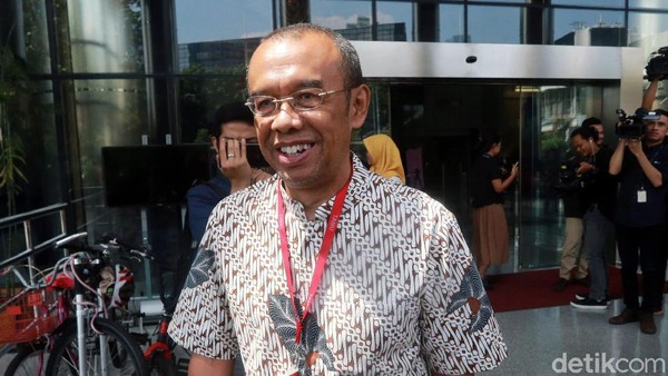 Sesmenpora Gatot S Dewa Broto diperiksa KPK. Pemeriksaan itu terkait pengembangan kasus suap dana hibah di Kemenpora.