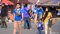 Pendukung cilik Persib pun juga datang untuk menyaksikan laga tersebut. Dia datang dengan memakai jersey dan syal Persib.