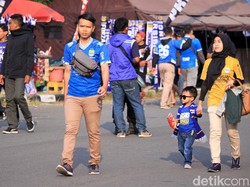 Pendukung cilik Persib pun juga datang untuk menyaksikan laga tersebut. Dia datang dengan memakai jersey dan syal Persib.