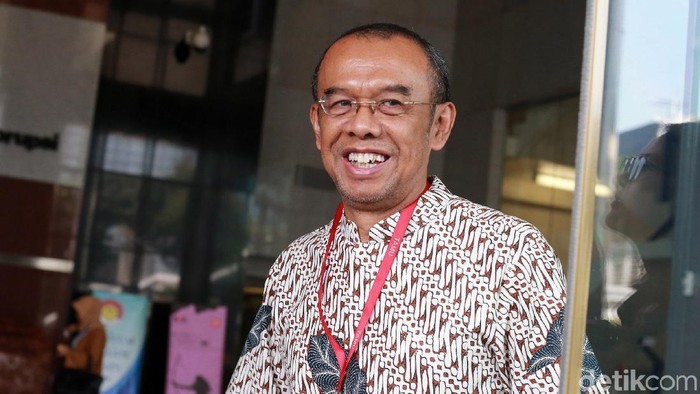Sesmenpora Gatot S Dewa Broto diperiksa KPK. Pemeriksaan itu terkait pengembangan kasus suap dana hibah di Kemenpora.