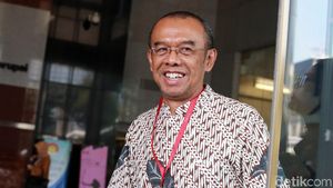 Senyum Sesmenpora Saat Diperiksa KPK Soal Kasus Hibah KONI