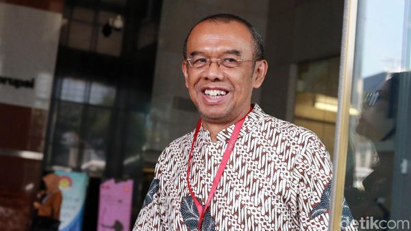 Senyum Sesmenpora Saat Diperiksa KPK Soal Kasus Hibah KONI