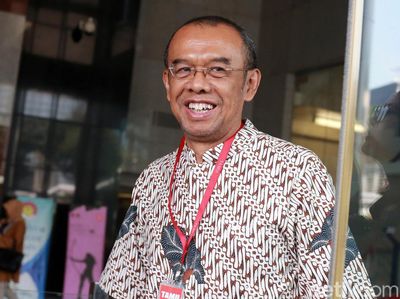 Senyum Sesmenpora Saat Diperiksa KPK Soal Kasus Hibah KONI