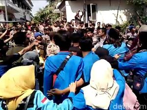 Unjuk Rasa Mahasiswa Tolak Raperda Miras di Lamongan Ricuh