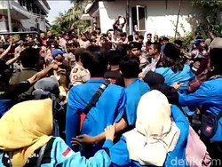 Unjuk Rasa Mahasiswa Tolak Raperda Miras di Lamongan Ricuh