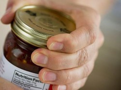 Susah Buka Tutup Kaleng Kue, Video Viral Tamu Ini Bikin Ngakak