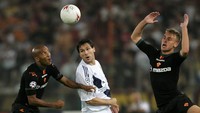 Gabung akademi Roma pada 2000, De Rossi kemudian debut bersama tim senior di usia 18 tahun pada Oktober 2001. Pelatih Roma saat itu, Fabio Capello, menurunkan De Rossi di pertandingan Liga Champions melawan Anderlecht. Foto: PAOLO COCCO / AFP