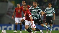 Dianggap punya kematangan, kegigihan, dan jiwa kepemimpinan, De Rossi diberi kepercayaan untuk jadi kapten Roma. Ia pertama kali memakai ban kapten Roma pada Maret 2006. Foto: Julian Finney/Getty Images