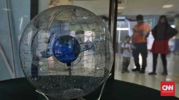 Planetarium Terhambat Teknologi Usang Wahana ilmu pengetahuan astronomi yang didirikan sejak 1996 ini mulai terhambat oleh suku cadang sejumlah peralatan yang dimakan usia. Sebagian alat di Planetarium Jakarta belum pernah diganti, padahal peralatan tersebut hanya memiliki usia pakai 15 tahun. (CNN Indonesia/Adhi Wicaksono)